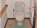手すり付きの個室トイレの様子。立ち上がりと移動用の手すりがついているスペース