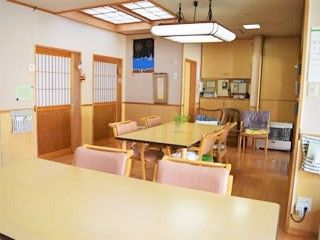 ダイニングテーブルが二つあるだけでなく、いすもあちこちに置かれ好きな場所に座ることができる。
