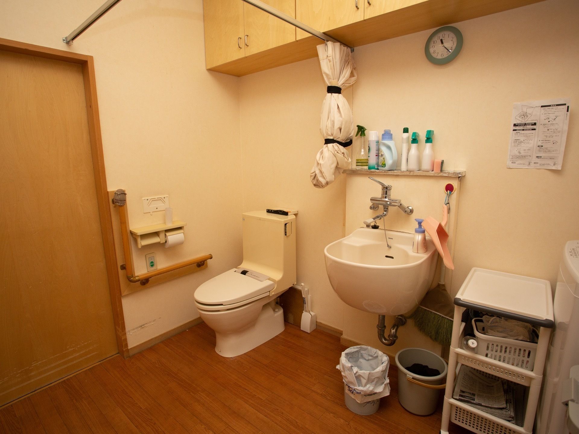 脱衣所の一角にはトイレや洗面台が設置されている。カーテンで仕切れるようにして、プライバシーを確保している。