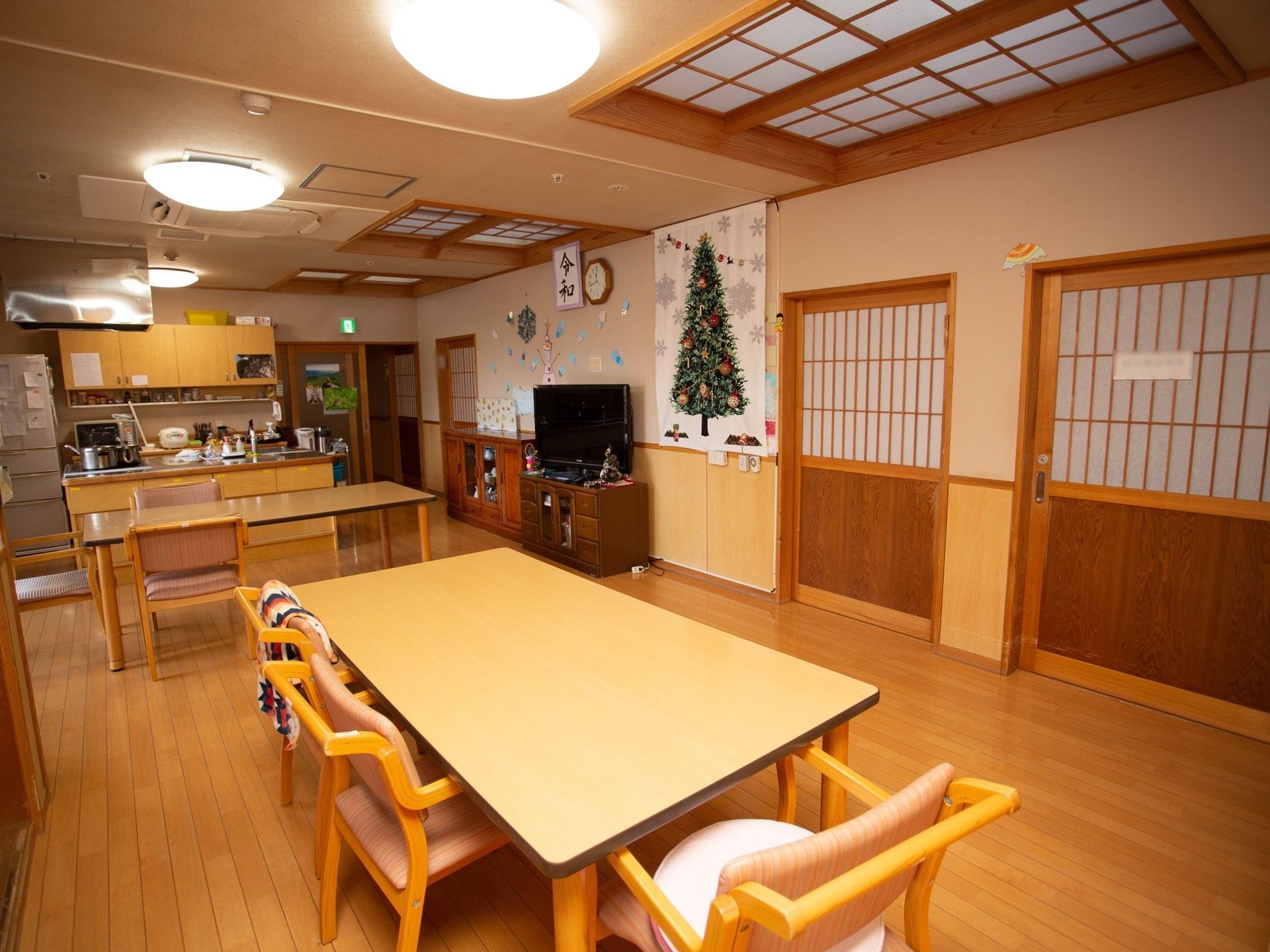食堂は明るくゆったりとくつろげる空間。壁にはクリスマスツリーのタペストリーが飾られ、家庭的な雰囲気である。