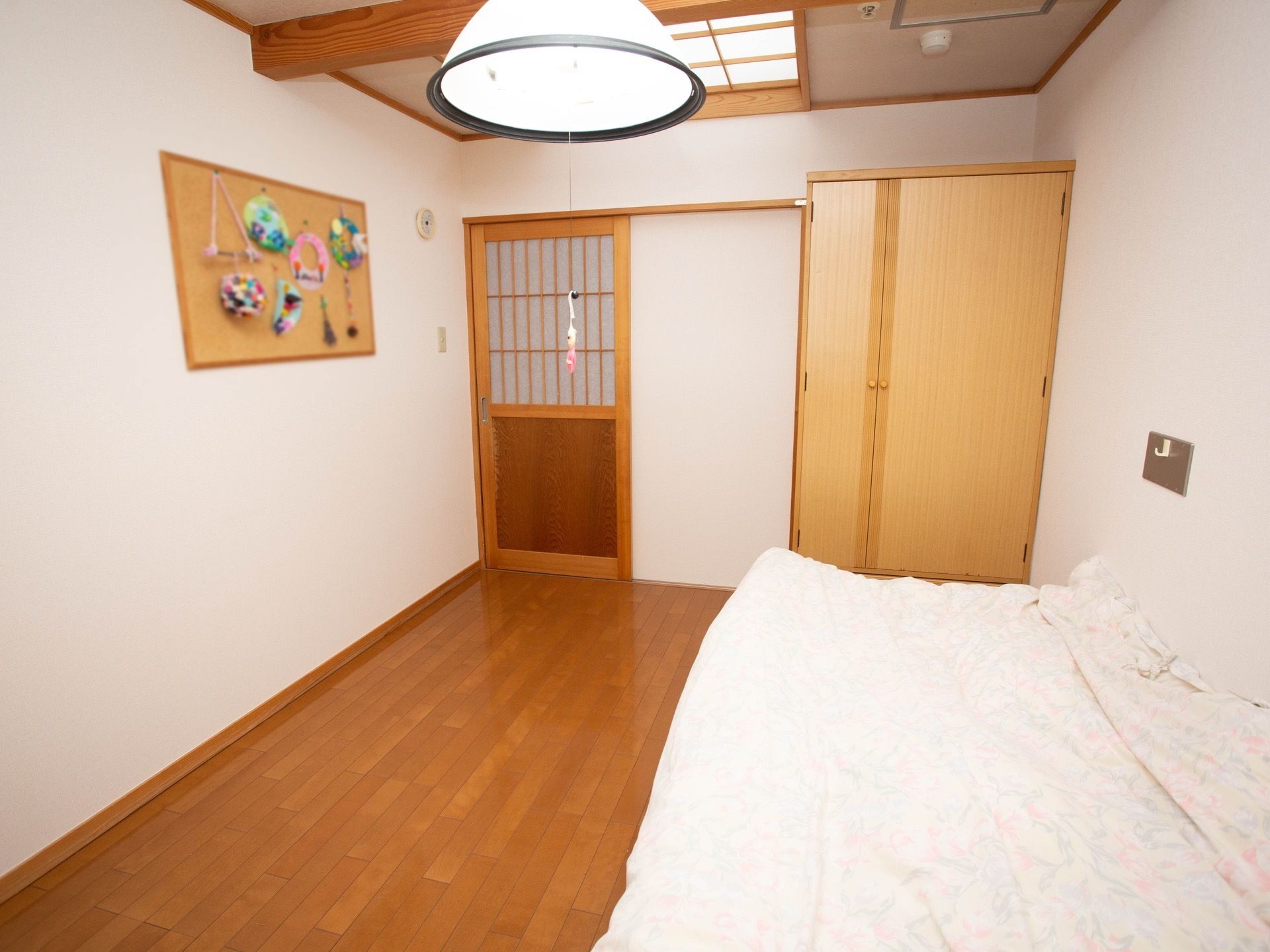 居室内は白と木目調を基調とした、和モダンのおしゃれな内装になっている。ドアは引き戸なので、車椅子をご利用の方も楽に開閉できる。