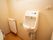 トイレはシンプルな白い内装で、清潔感がある。壁付けの暖房器具が設置されており、寒い時期にも快適に利用できる。
