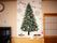 食堂の壁には、クリスマスツリーが描かれたタペストリーが飾られている。布の上から、雪の結晶やサンタクロースなどが追加され、賑やかになっている。