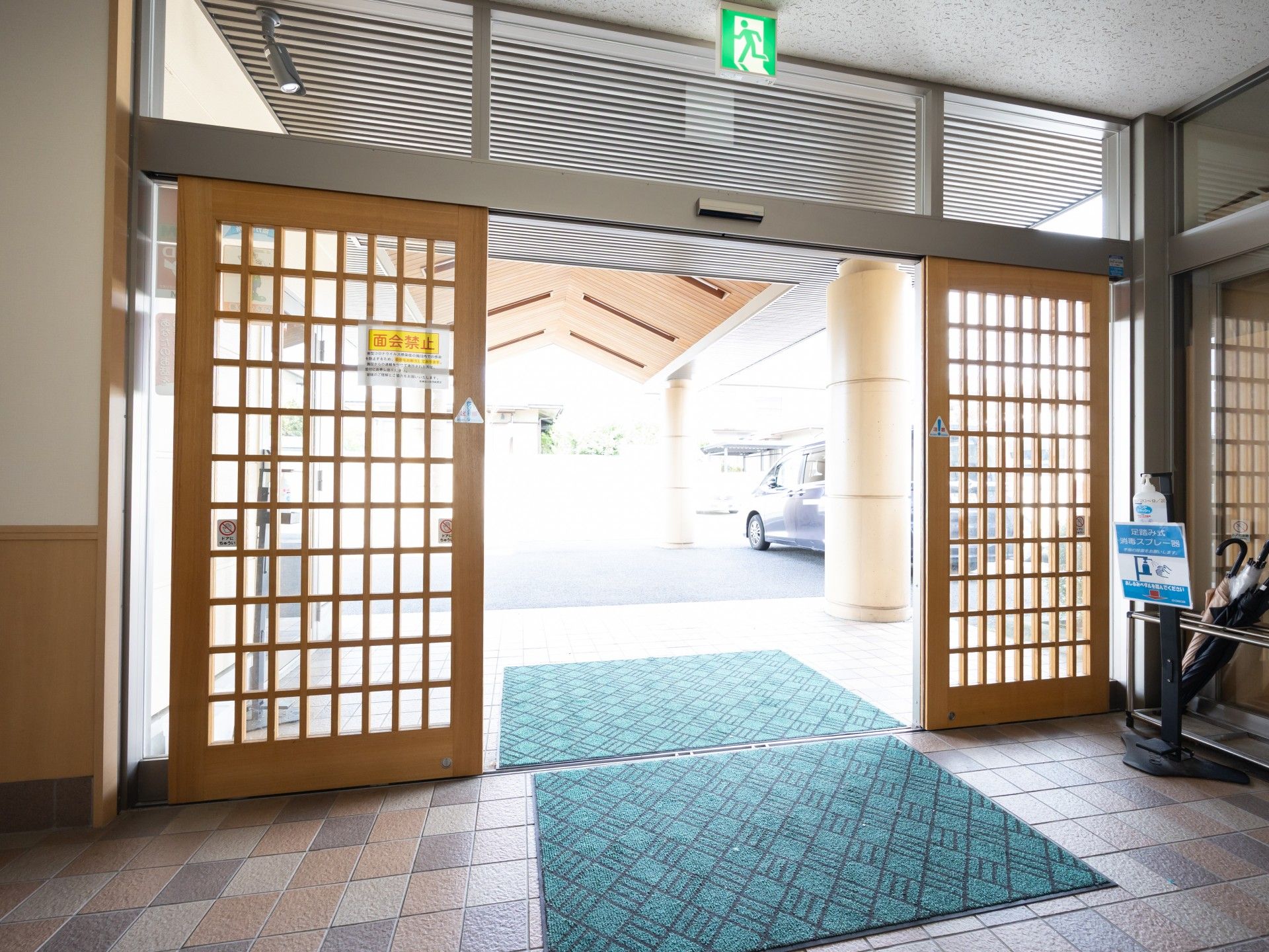 広い出入口の玄関