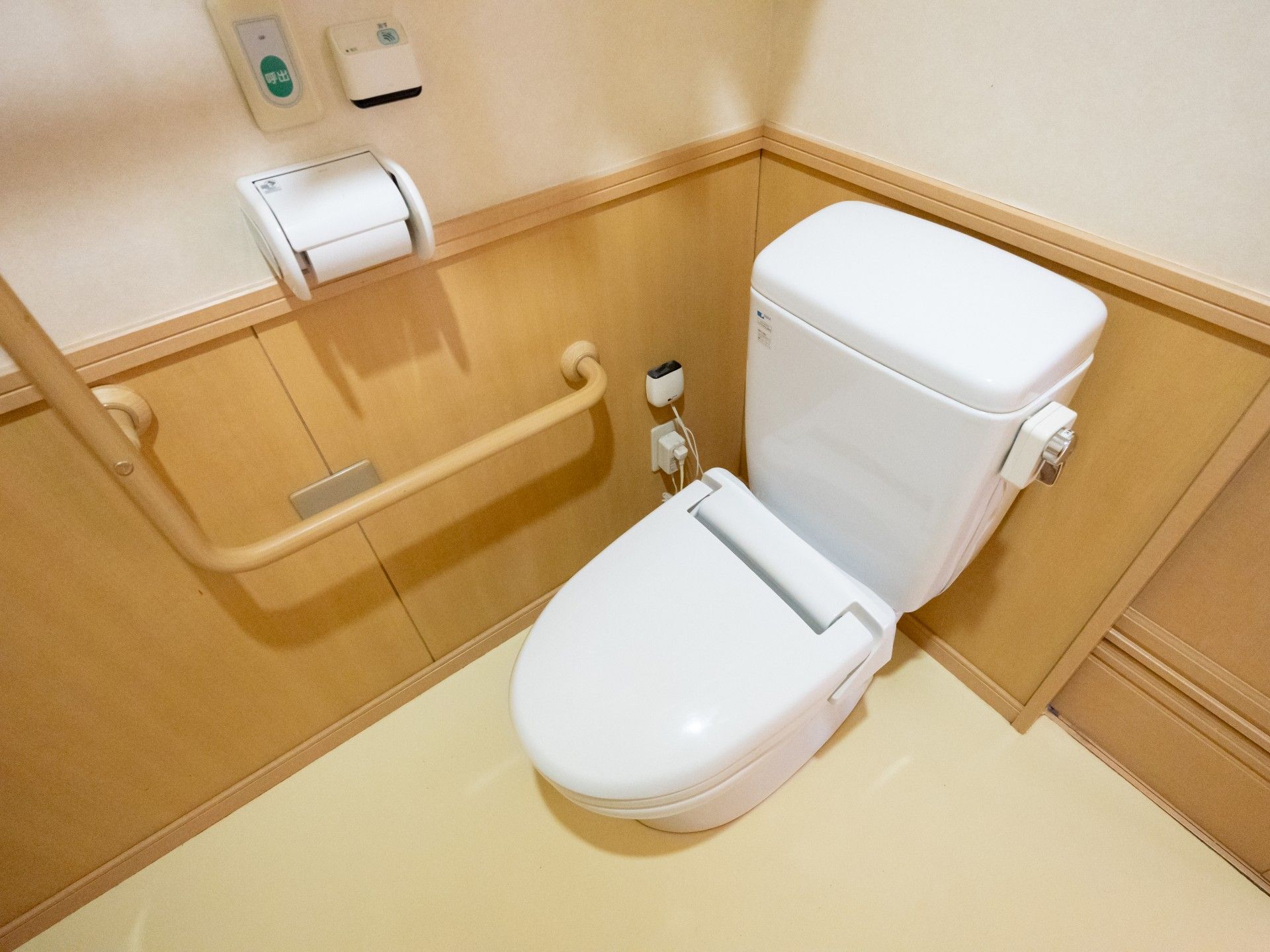 手すり付きのトイレ