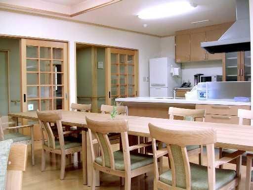 木製の大きなダイニングテーブルを設置し、対面式キッチンから見渡すことができる。