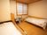 窓に障子が取り付けられた和風の部屋である。ベッドが２台設置されており、転落を防止する柵が取り付けられている。