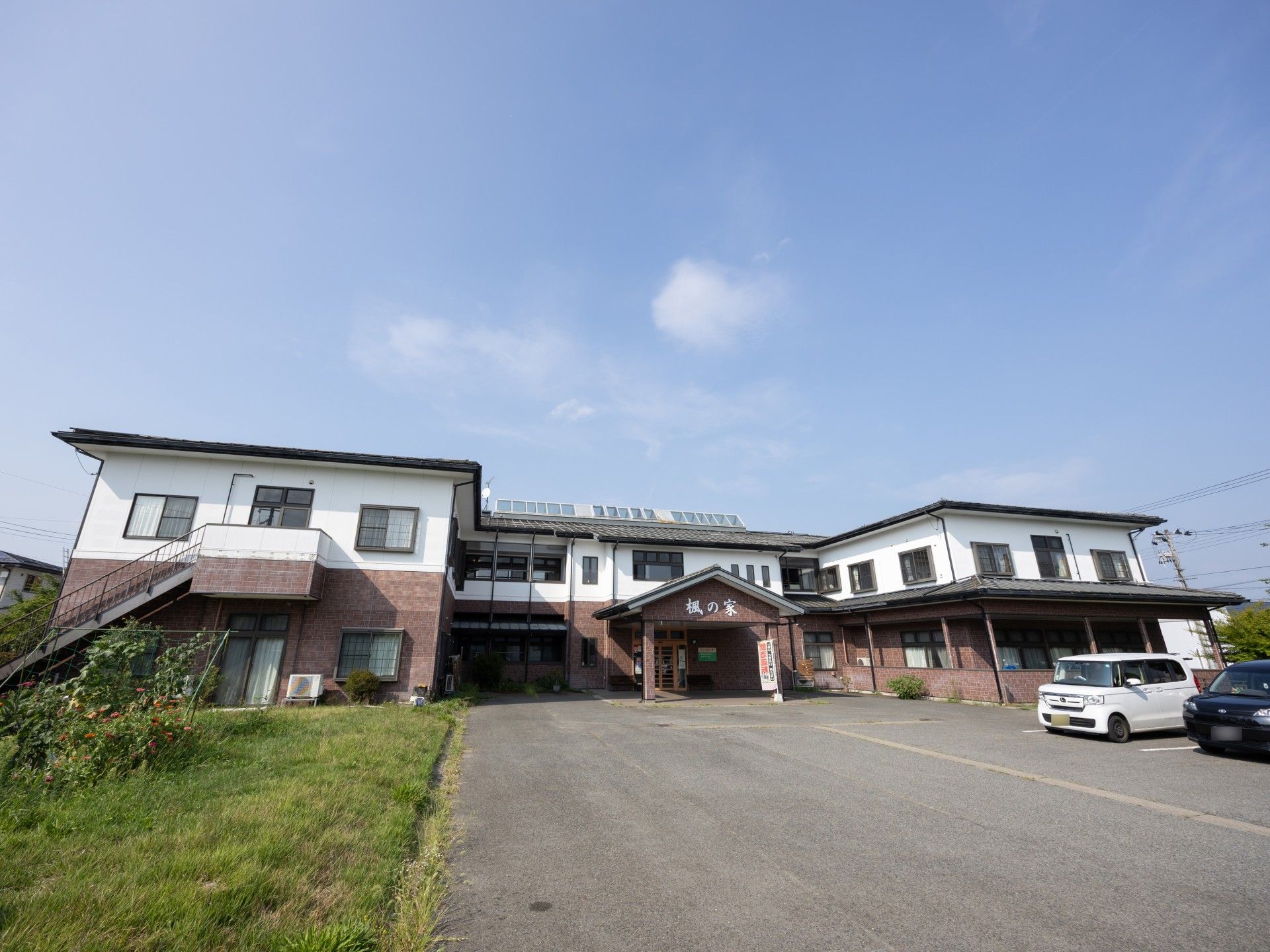 広い駐車場の建物