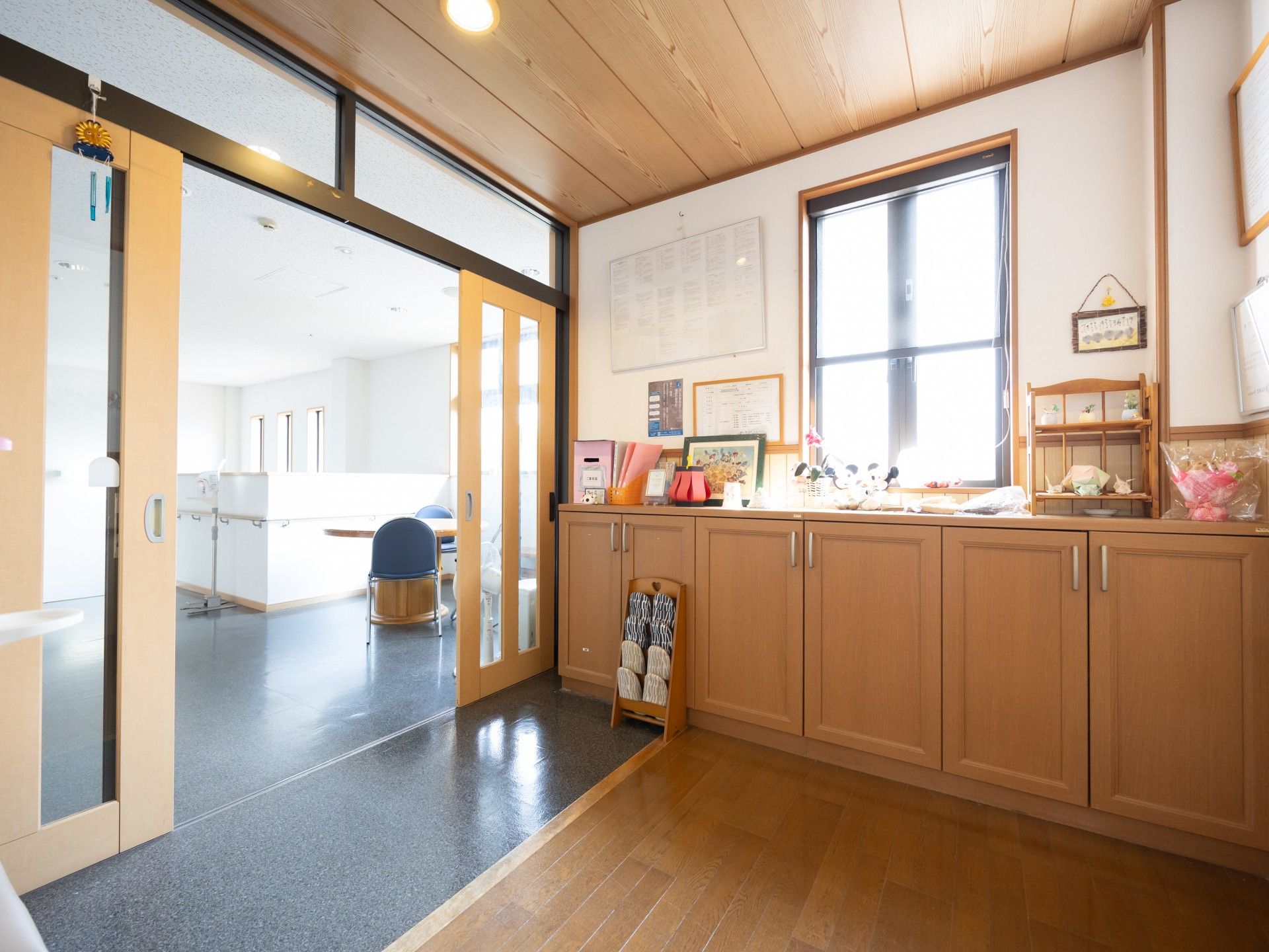 明るい廊下と収納棚