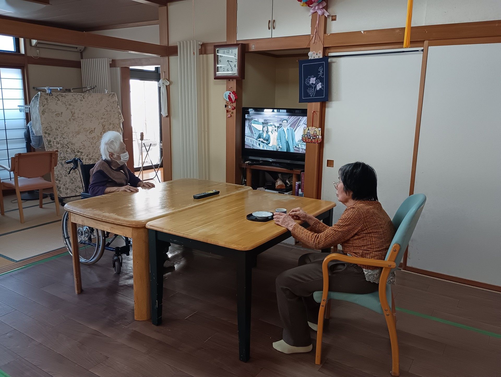 テレビを楽しむ居室