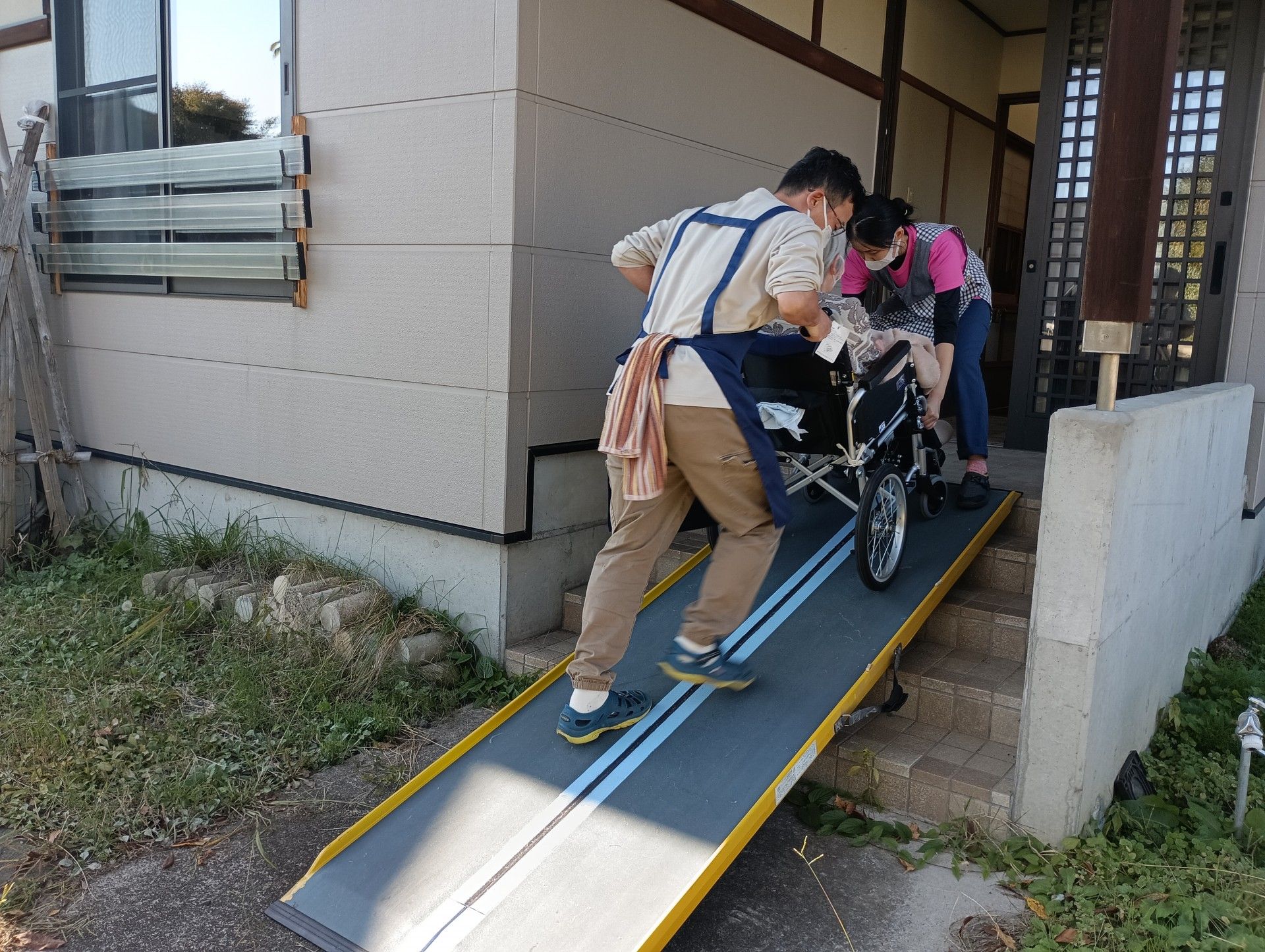 スロープでの車椅子移動