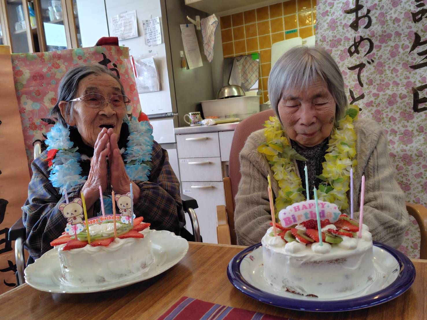 笑顔でケーキを囲む場面