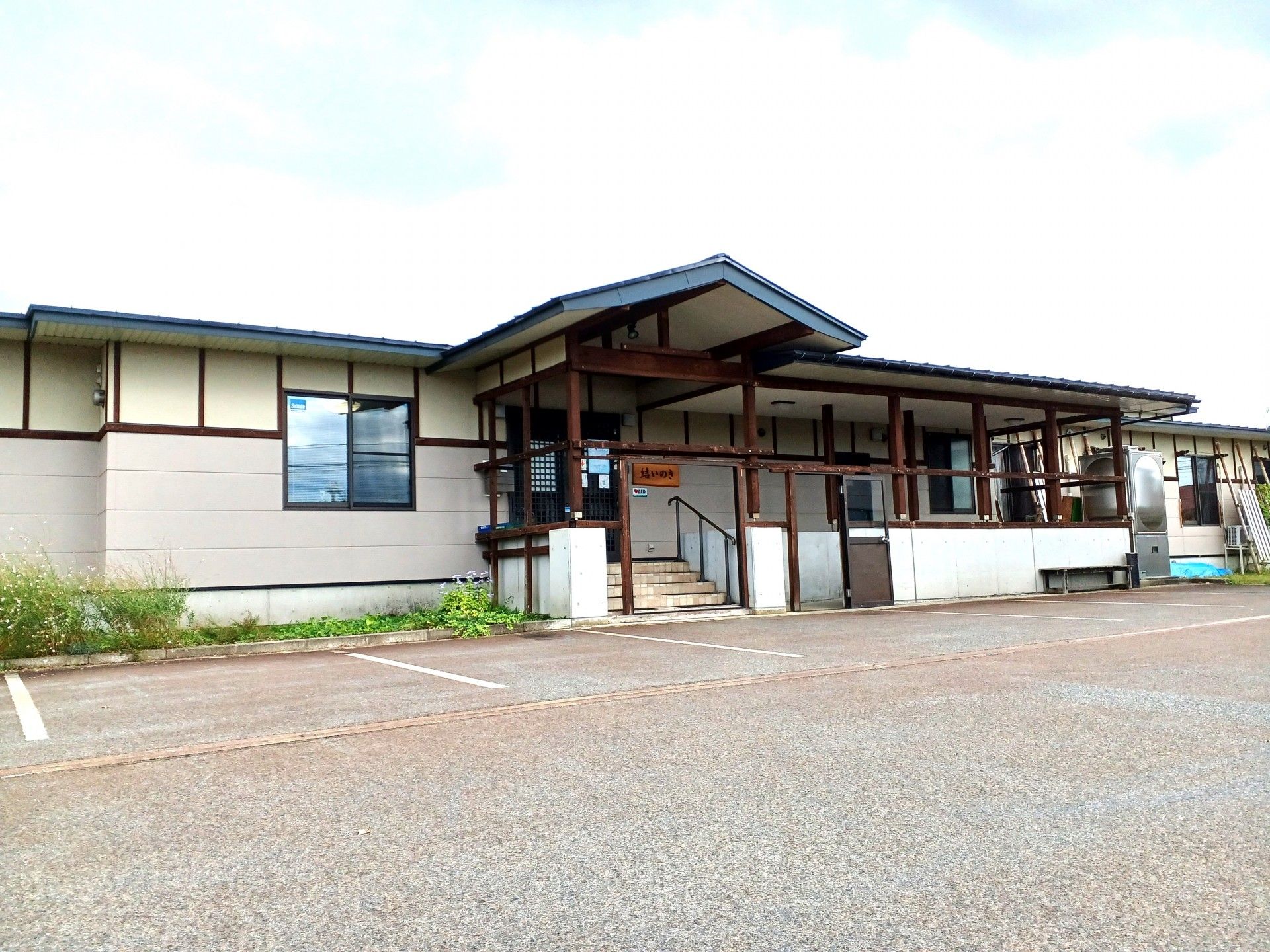 落ち着いた外観の建物