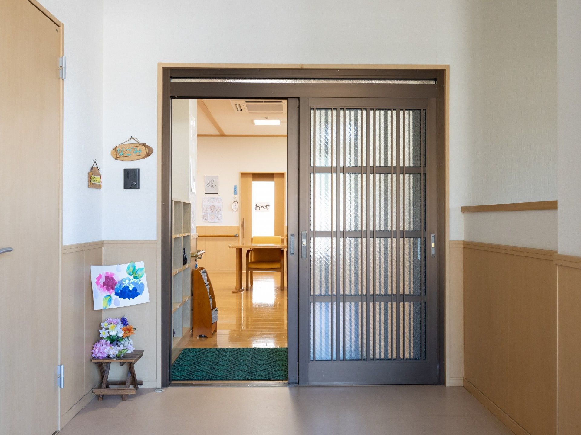 広い出入口の廊下