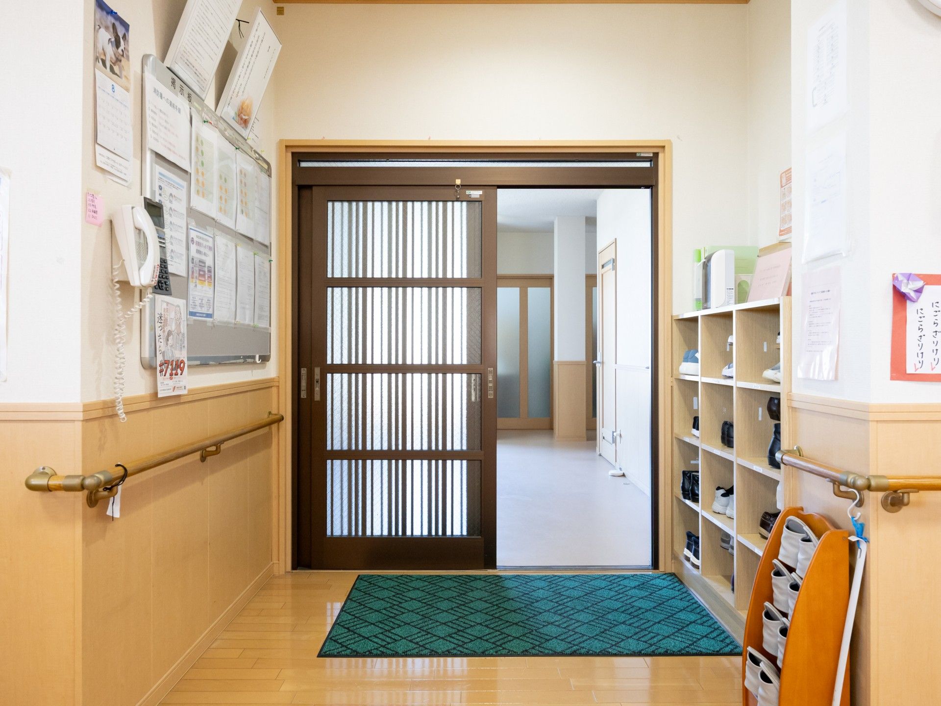 広い廊下と出入口