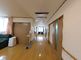 広々とした明るい廊下