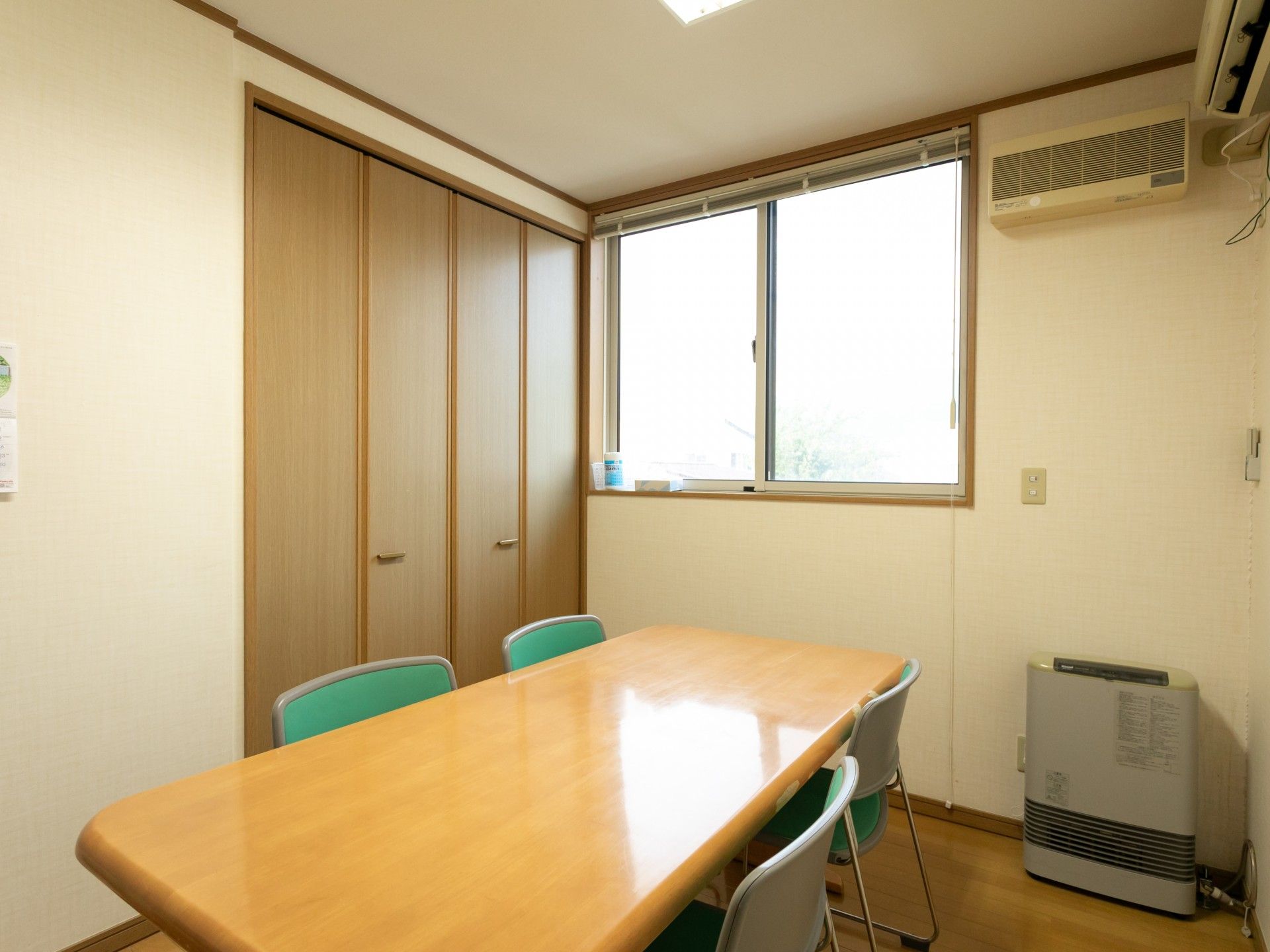 窓際の会議テーブル