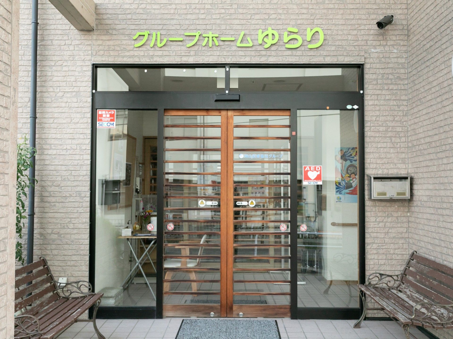 木製扉のエントランス