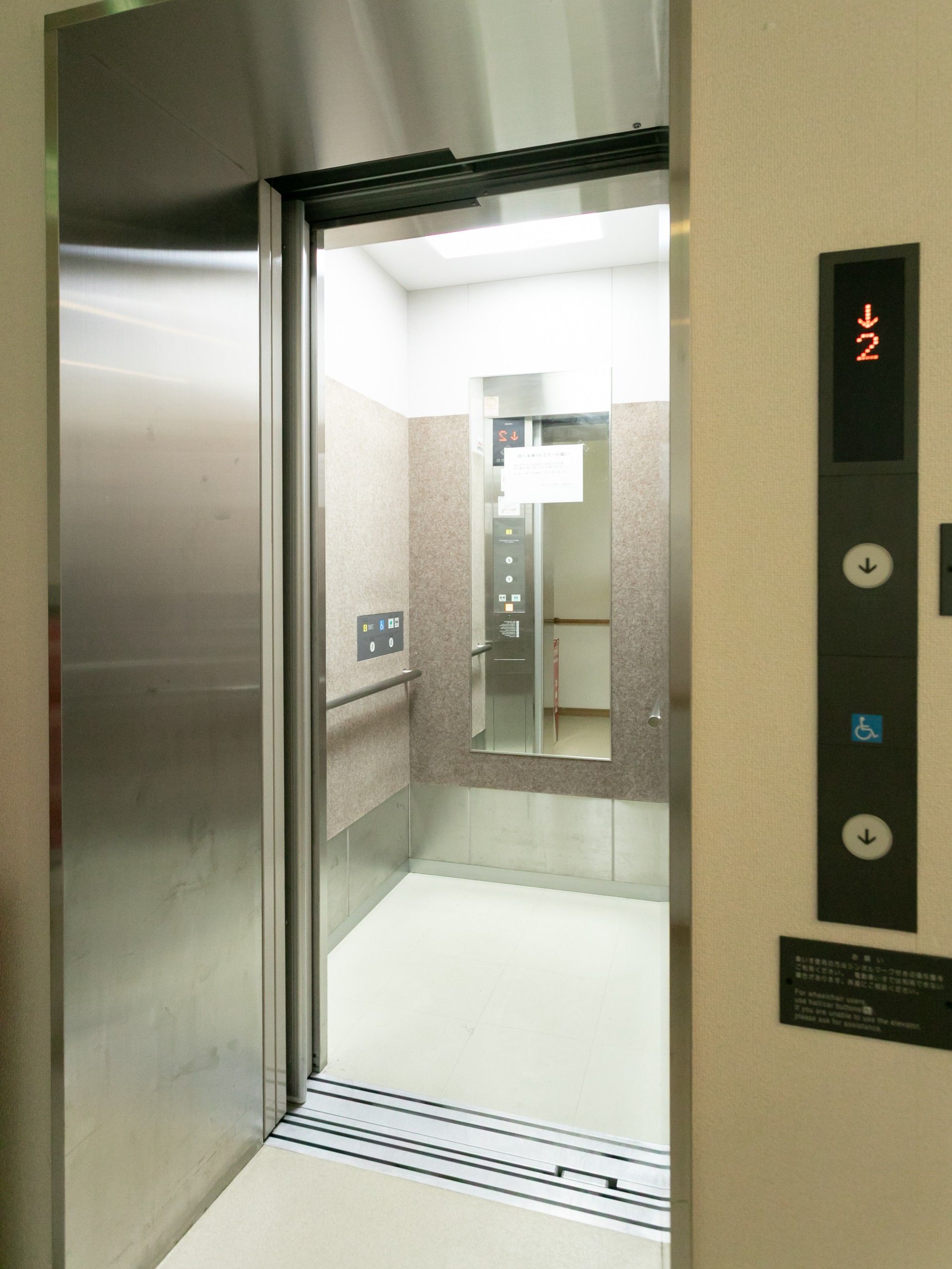 広々としたエレベーター