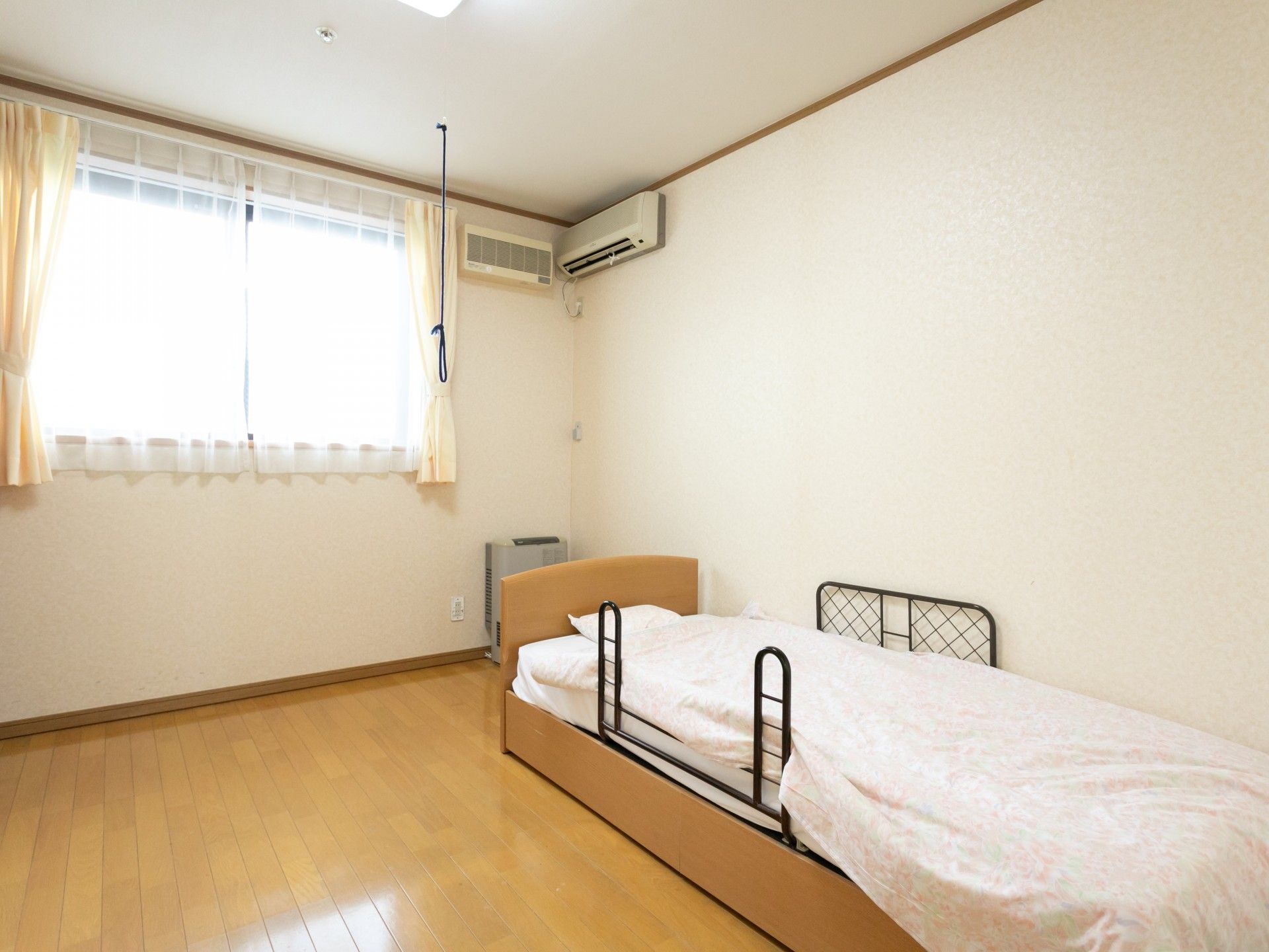 明るい個室のベッド