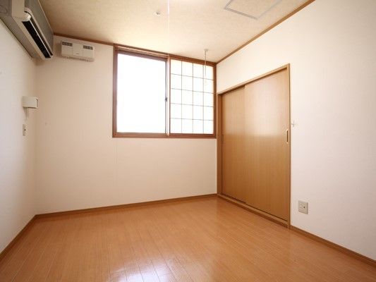 フローリングの居室には障子が付いた窓があり、収納スペースやエアコンも設置されている。