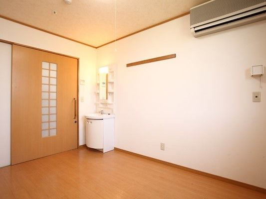 大きな引き戸が付いた居室はフローリングで、洗面所もついている。