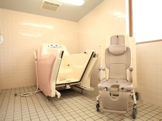 介護度の高い方のために機械浴槽が設置された浴室。窓が付き明るい雰囲気。