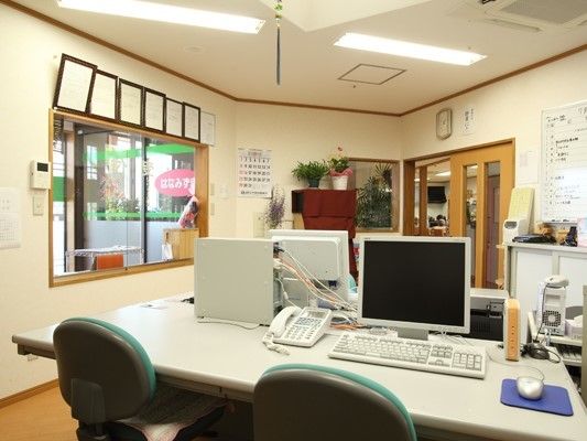 事務所にはパソコンが数台置かれたテーブルがあり、大きな窓からはユニットの玄関を見ることができる。