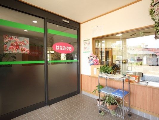 各ユニットに自動ドアが付き、事務所からは入居者の出入りする姿を確認することができる。