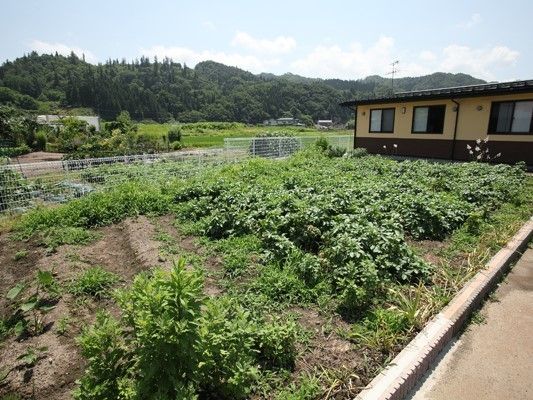 ホームの周辺には緑が多く、敷地内にも広い畑がある。