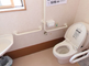 手すり付き快適なトイレ空間