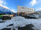 雪景色の建物と駐車場