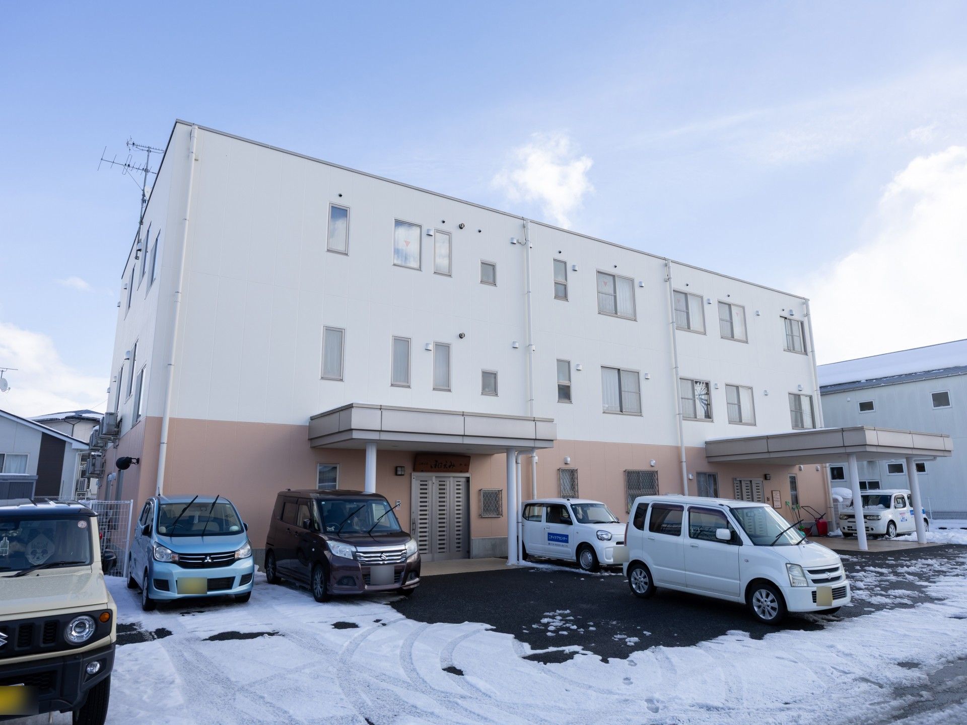 雪の中の建物外観