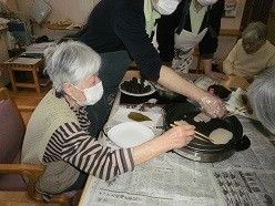 手作業を楽しむ様子