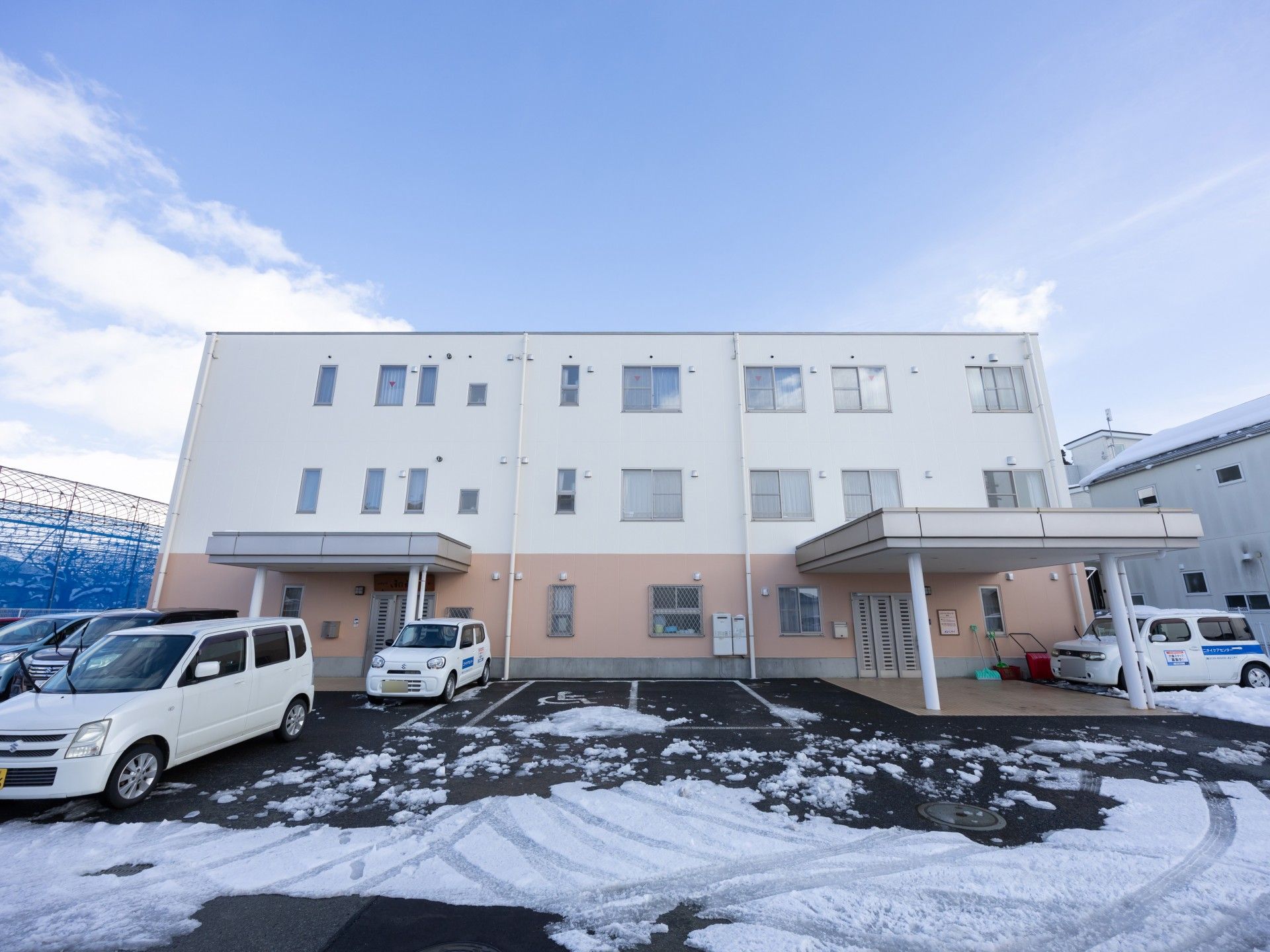 雪のある駐車場と建物