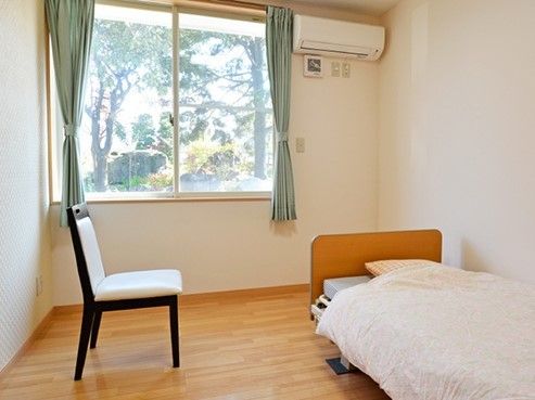 いすやエアコン月打っている写真。小さな部屋の一角が写っている