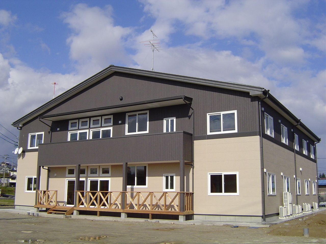 2階建ての建物。２階部分はブラウン、１階部分は白で、明るい雰囲気。