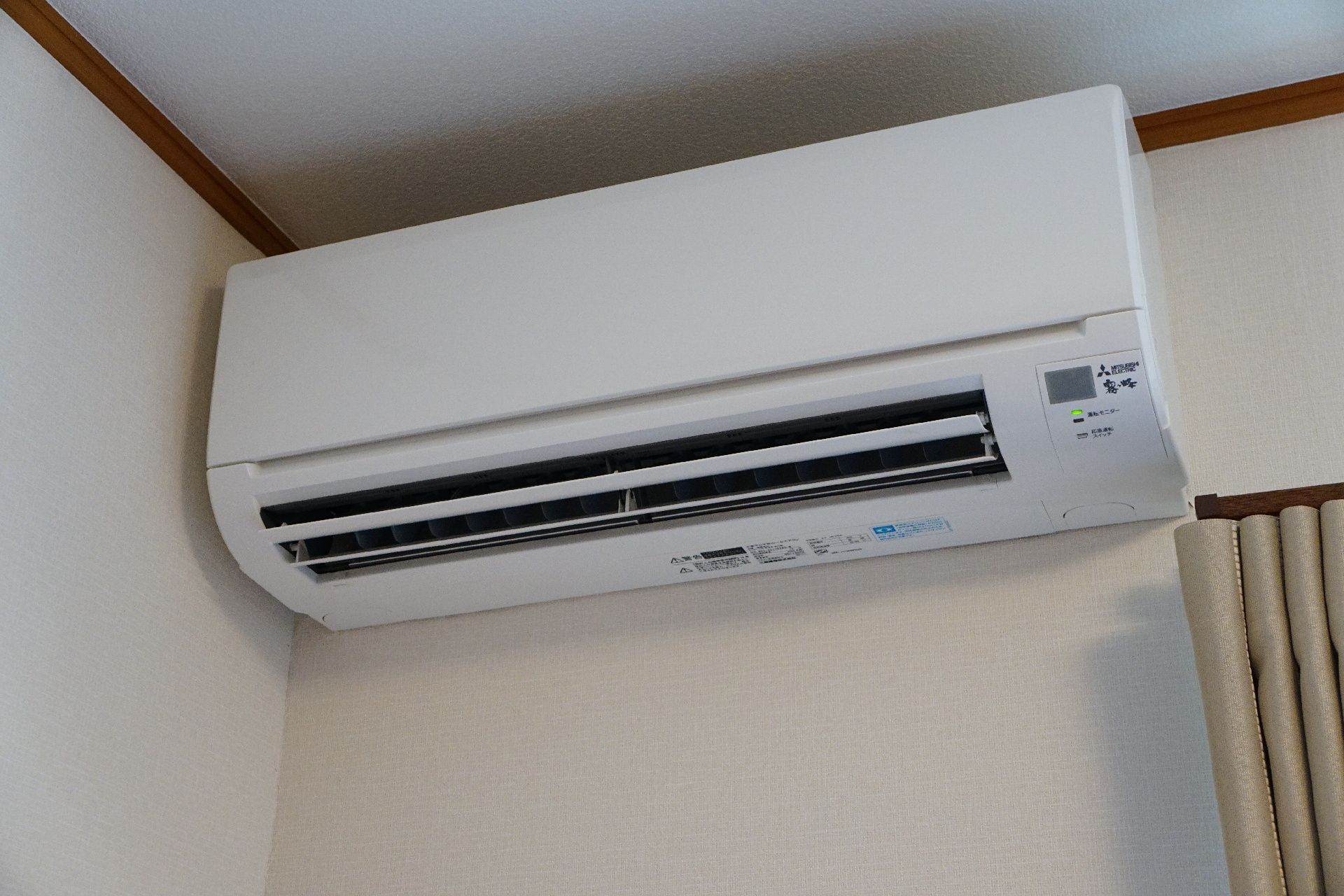 冷暖房の機能が付き、居室内の温度を快適に保つエアコン