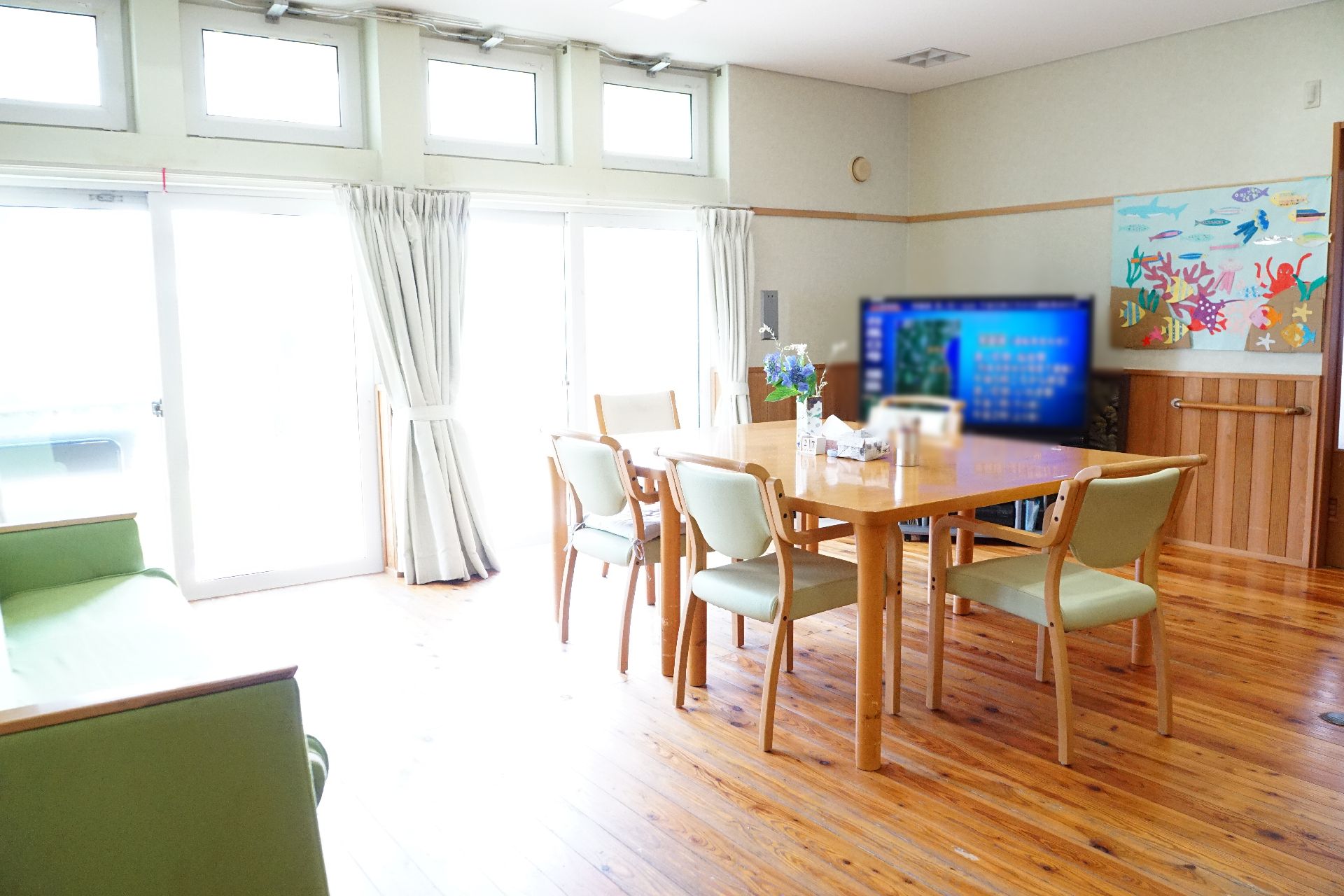 窓からたっぷりと光が入り、テレビが設置されているリビング
