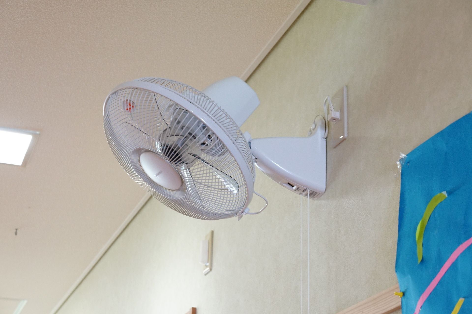 手を叩いて笑う高齢女性と女性スタッフ
