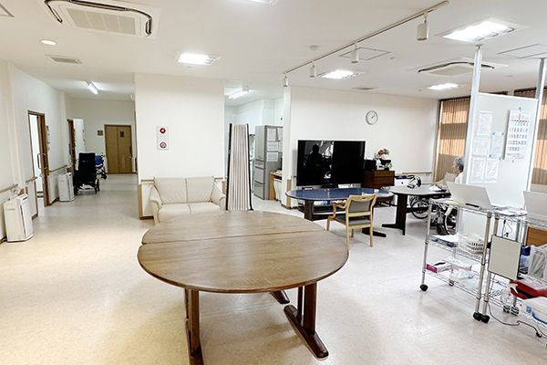 広いテーブルのある部屋