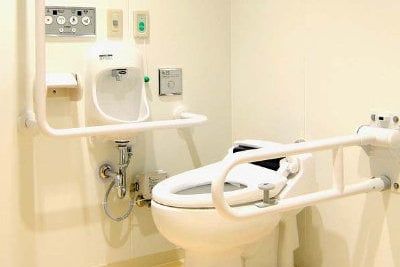 バリアフリー設計のトイレ