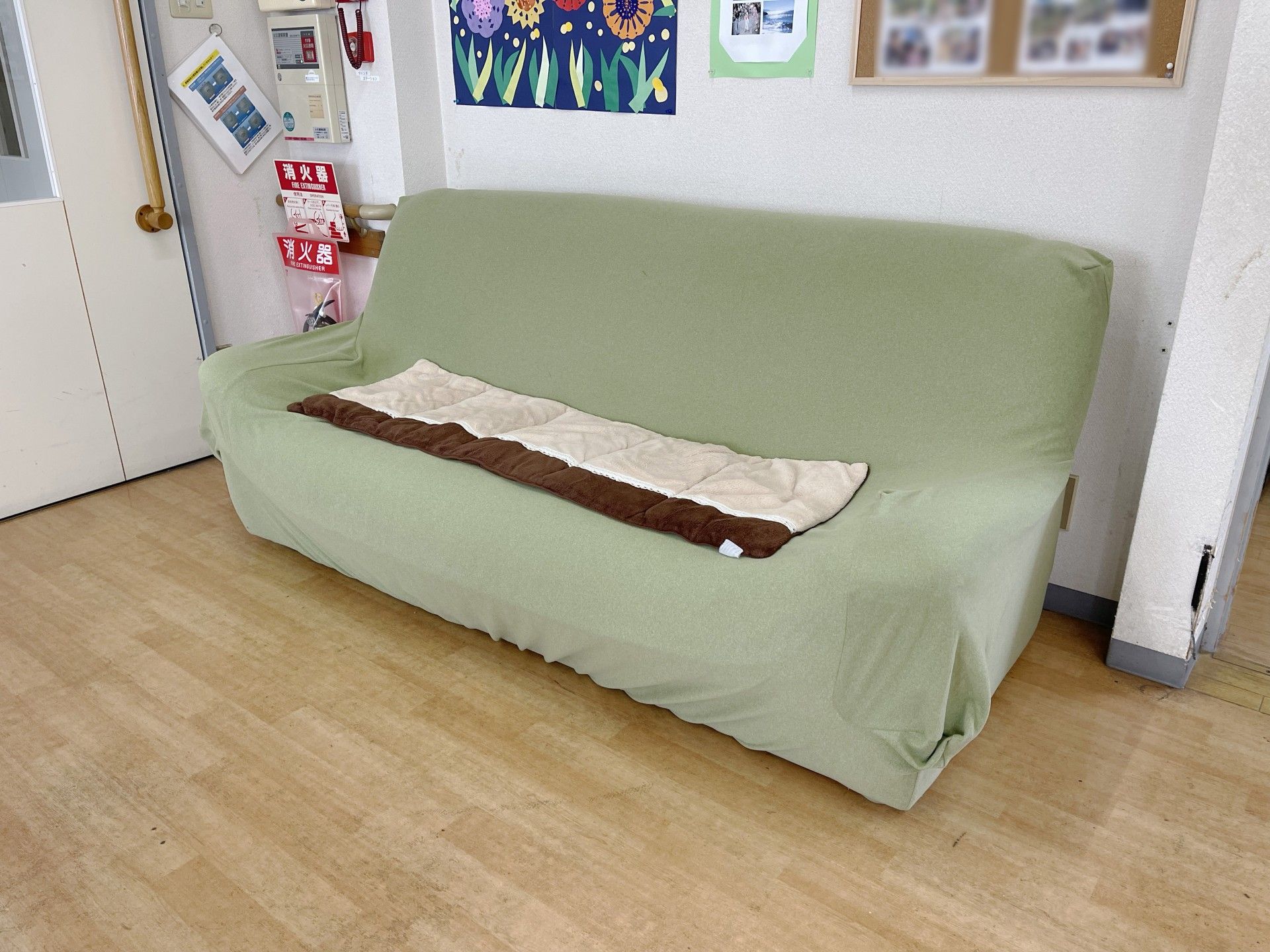 緑色のソファが置かれた部屋