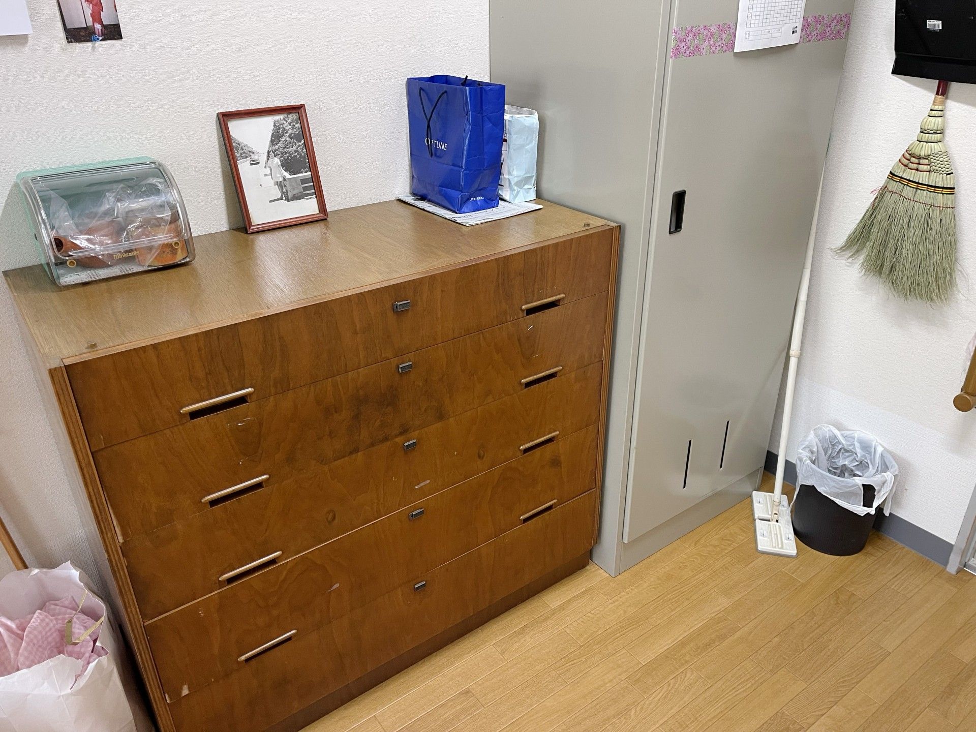 整理された居室の一角