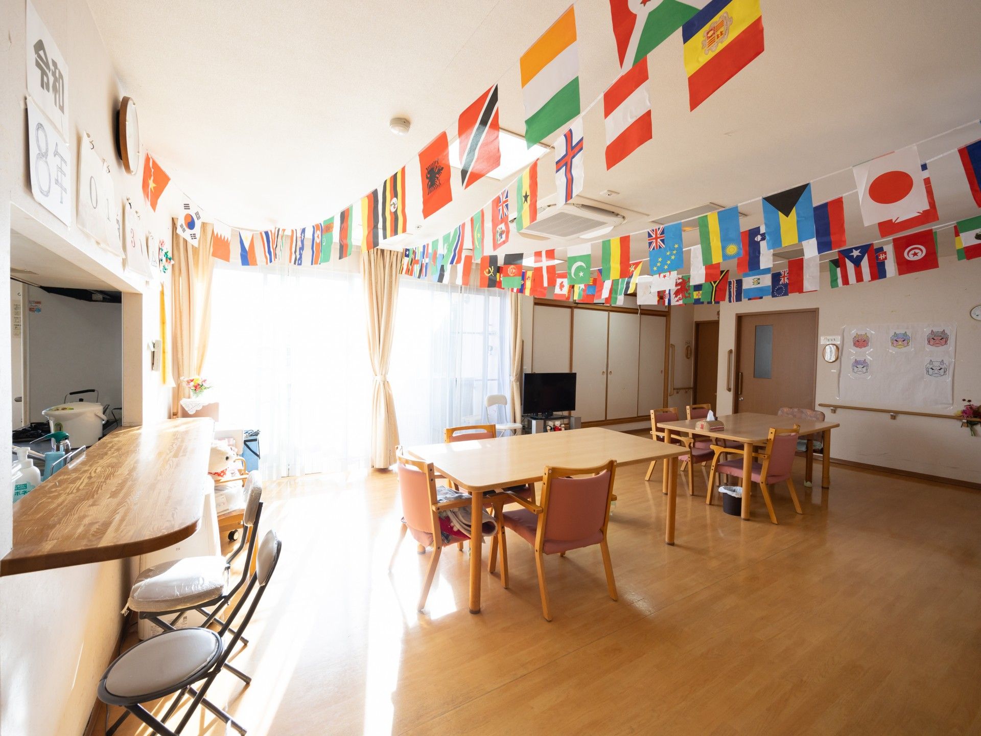 国旗が飾られた明るい部屋