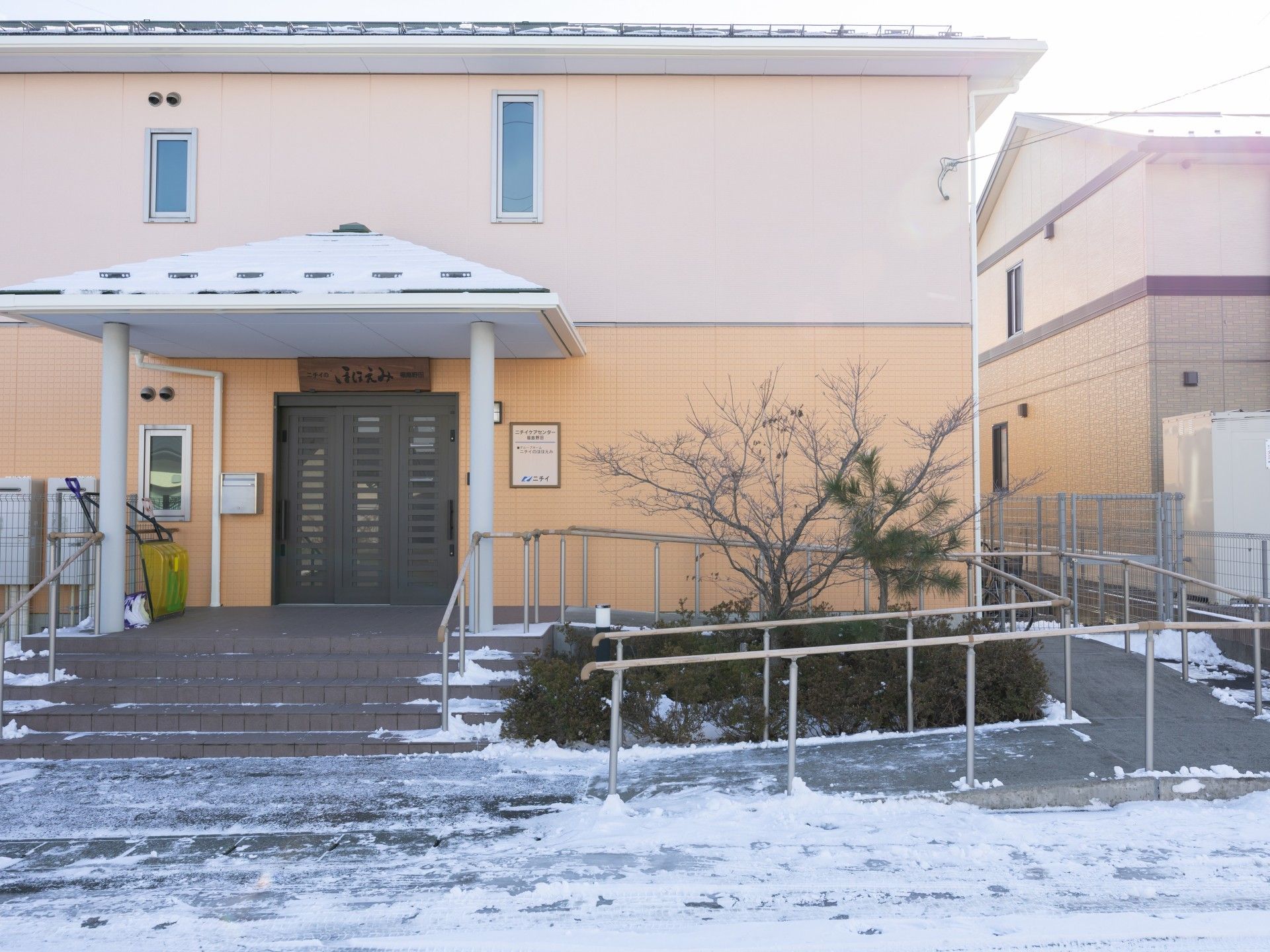 雪の中の建物の入口