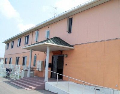 明るい外観の建物入口