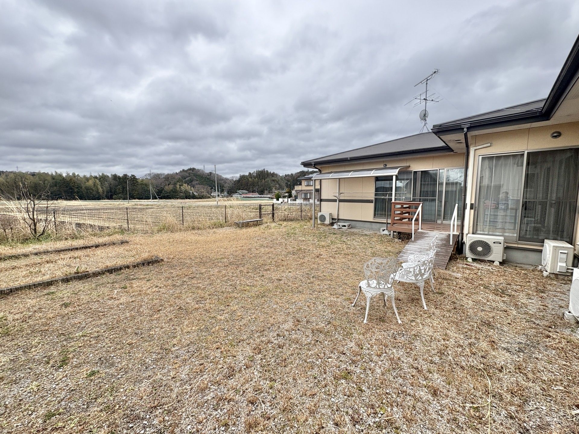 広い庭と建物の外観