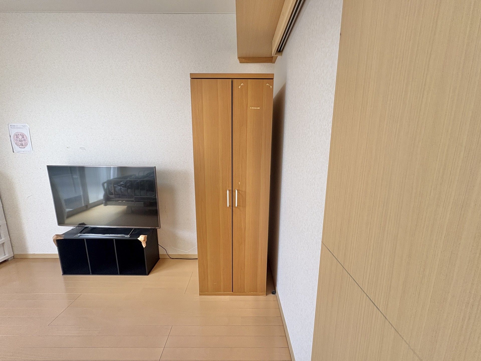 テレビと収納のある部屋