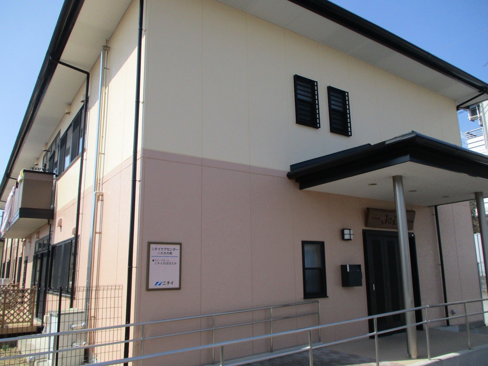 明るい外観の建物入口